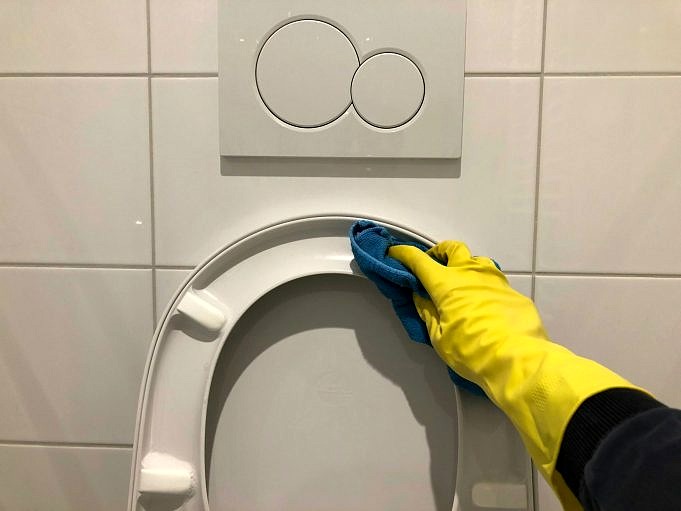 Een Toiletpot Reinigen Desinfecteren En Vlekken Verwijderen